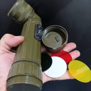 چراغ‌قوه نظامی زاویه‌دار قدیمی مدل DF-99/10 نو با کارتن و فیلترهای رنگی